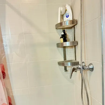 Double Bedroom With Share Bathroom In Location For Tourists *