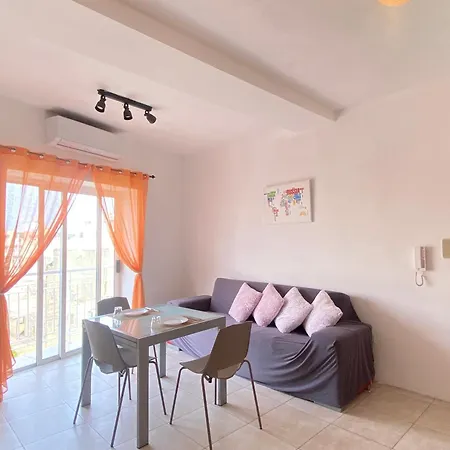 Double Bedroom With Share Bathroom In Location For Tourists *