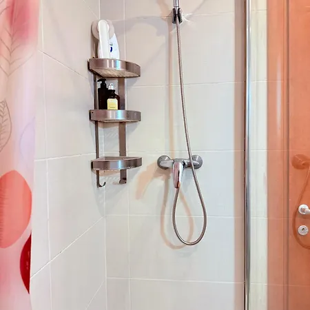 Double Bedroom With Share Bathroom In Location For Tourists Accommodatie bij particulieren *